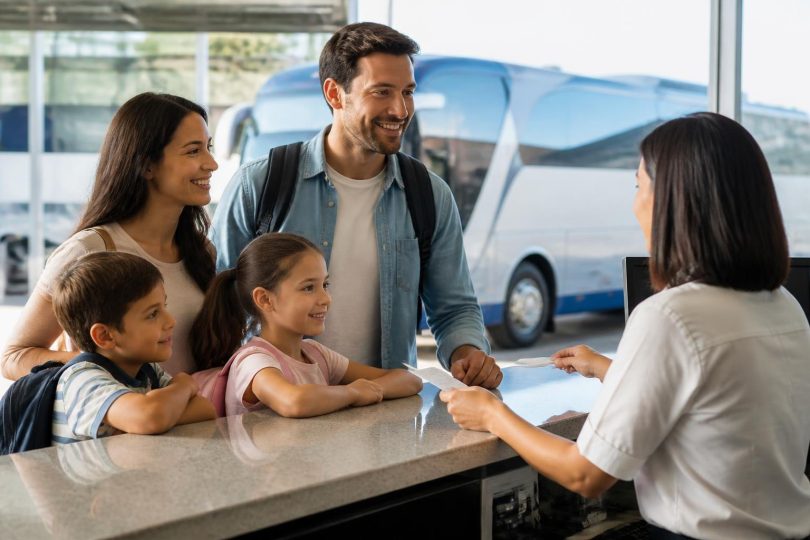 Família com criança comprando passagens no guichê do terminal rodoviário