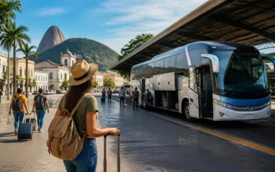 Plataforma de embarque em estação rodoviária com ônibus e passageiros com bagagem