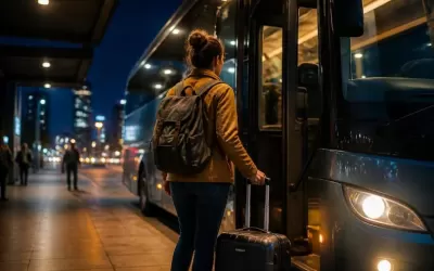 Pessoa viajando sozinha embarcando em ônibus com mala na estação à noite