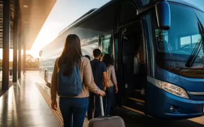Passageiros embarcando em ônibus rodoviário em terminal urbano