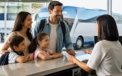 Família com criança comprando passagens no guichê do terminal rodoviário