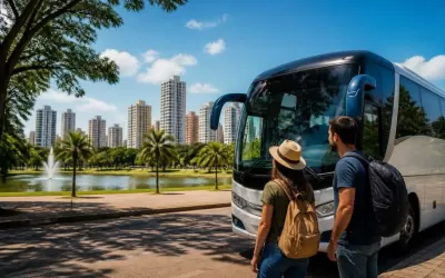 Passageiro com mochila entrando em ônibus na rodoviária rumo a atrações de Campo Grande