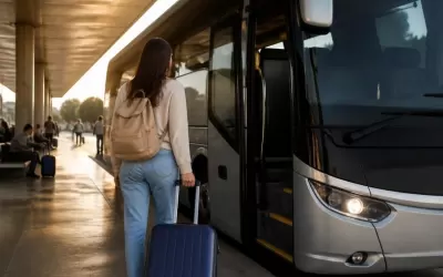 Passageiros embarcando em ônibus rodoviário com destino Campo Grande a partir de Cuiabá