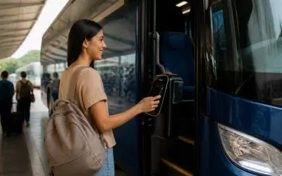 Usuário exibindo comprovante de pagamento Pix no celular para embarque de ônibus