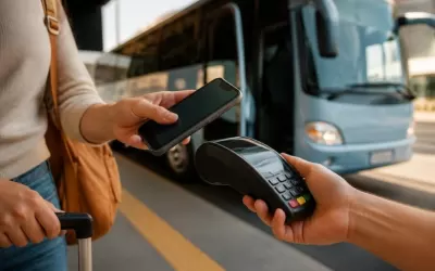 Pessoa pagando passagem de ônibus com celular usando PIX