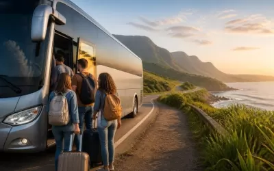 Passageiros embarcando em ônibus rodoviário em rodovia com paisagem ao fundo