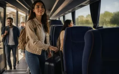 Passageiro com mala entrando em ônibus rodoviário pelo corredor, foco no interior e poltronas