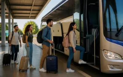 Passageiros na plataforma embarcando em ônibus entre Cuiabá e Sinop